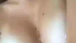 مراهقة جميلة تحصل على مهبلها محشوًا بقضيب سميك صلب