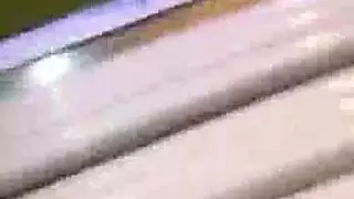 شقراء مدبوغة في أحذية تأخذ قضيب صديقتها بعمق في فمها