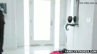 العاهرة المراهقة تستسلم لجماع قاسٍ من رجل أكبر سنًا