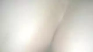 مراهقة تتعرض للإدخال المزدوج في علاقة رباعية جامحة مع شريك مجهول ماهر