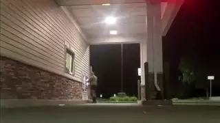 لحظة إباحية في الخارج: فرك قضيبي الصلب عند الصراف الآلي