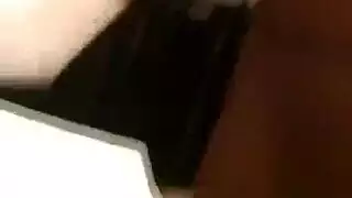 فتيش التبول على الكاميرا: رجلها يمنحها جلسة إباحية صريحة