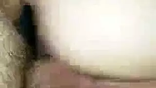 حفلة جنس على الأريكة: صديقة الصديق المستقيم في ثنائي حار