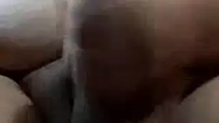 أفلام إباحية بين الأعراق: مؤخرة إبنوسية كبيرة تمتلئ بالسائل المنوي في المركبة