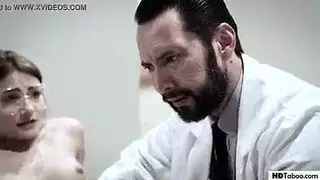 مريضة مراهقة ساذجة تُضاجع بقوة في غرفة الفحص