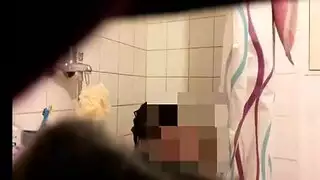 كس عربي مبلول يُكشف في مشهد استمناء ساخن في الحمام