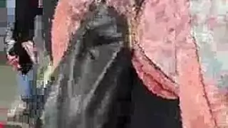 جنس صريح في الشارع: بنات محجبات في مداعبة جماعية