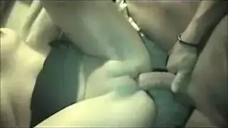 فتاة مبتدئة تأخذ قضيبين قاسيين في فتحاتها الضيقة