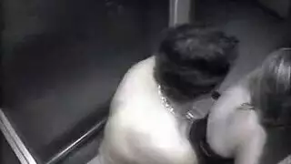 مغامرة خطرة: سكس قوي في المصعد ومسك ثدي عنيف