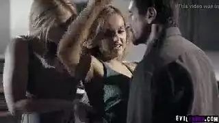 أم مثيرة وأب يمارسان الجنس مع الابنة المراهقة القانونية في ثلاثية بعيد الميلاد