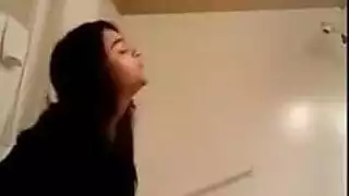 اللاخ والاخت لوحدهم في البيت يتجسس على ترمة اخته