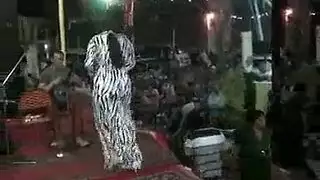 حفلة شاطئ إباحية: راقصات مثيرات في ملابس نارية يمارسن الجنس بشهية