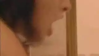 شاب عشريني مثير ينتقل من التجرد إلى النيك العميق