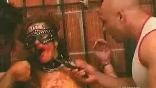 فتاة ذات أفكار قذرة تمص قضيبًا أسودًا ضخمًا بعد جلسة تدليك