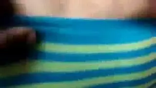 فتاة هندية تتفجر شبقاً في مشهد جنسي صريح وحار