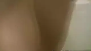 استمناء خفي: صديقة حميمة هاوية تبلغ الذروة في الدش