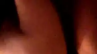 جلسة سحاقية بالأصابع: تحقيق خيال فتاة خجولة في اللعب الشرجي