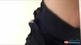 البنت تشعر باخيها يجخلع وهي بغرفتها تكلمه بالهاتف وتروحلو لغرفتهكل