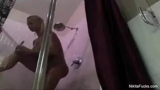 التقت نيكيتا فون جيمس بزميلتها كارلي غراي ولم تمانع في تدليكها