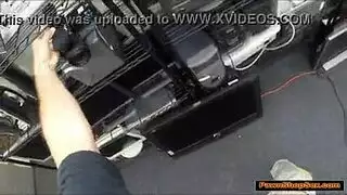 جنس خلف المنضدة: ركوب ساخن وأصابع في الكس