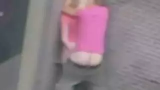 التجسس على فتاة تُضاجع بعنف في زقاق