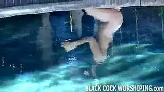 قضيب أسود كبير يستحوذ على مؤخرة عريضة لامرأة مكتنزة