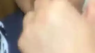 عاهرة تطالب بأداة صلبة كبيرة لفتحتها الضيقة وثدييها