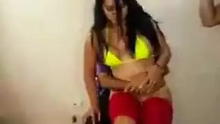 ثعلب أشيب عالق على السطح يمارس الجنس مع عاهرات فاخرات