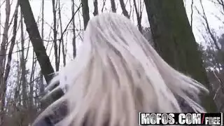 شقراء مثارة تحصل على إثارة عميقة بالأصابع على أريكة الغرفة