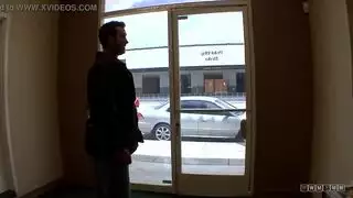 جنس صريح وقوي بالثديين مع أم ناضجة سمراء ذات صدر كبير