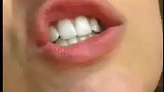 من البول إلى الشرج: آسيوية تتبول على الأفخاذ ثم تأخذ إصبعاً في طيزها