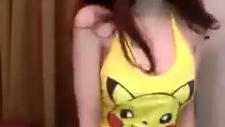 فتاة تستمني تتلقى قذفًا فوضويًا على وجهها