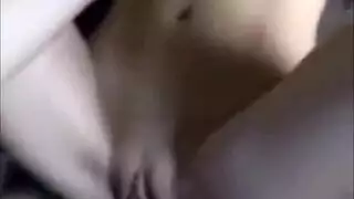 مراهقة تستعرض وتتناول قضيبًا صلبًا