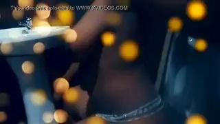 فتاة سمراء بريئة تحصل على تدليك صريح من عائلتها