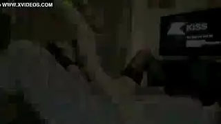 إباحية منزلية ساخنة: سمراء تأخذ قضيب صديقها الكبير داخلها