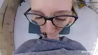 فتاة صغيرة الحجم تمارس شرج عنيف مع قضيب كبير