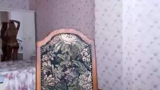 شاب وسيم يأخذ صديقتين إلى السرير