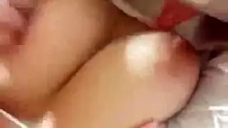 فتاة عربية شقراء تداعب ثدييها الطريين في جلسة عذرية مثيرة