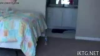 فتاة مثيرة تخلع ملابسها وتغريه بصدرها المثالي حتى يصبح قضيبه صلبًا