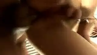 زوجة آسيوية ناضجة في علاقة ثلاثية شرجية ومهبلية