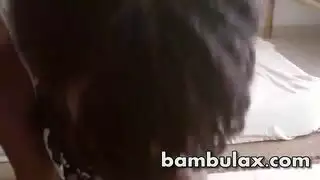 في سن المراهقة أحمر الشعر فتاة مقطورة شعر داكن