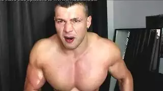 قضيبان يملآن فتحات رجل وسيم