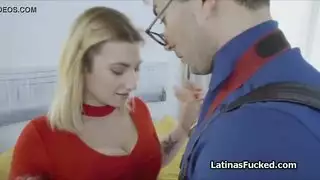 لاتينا مثيرة ترتدي النظارات تستمتع بجنس شرجي قاسي مع شريكها