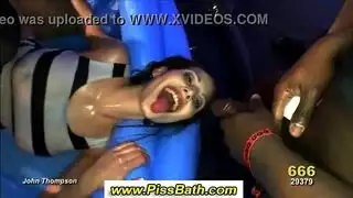 مشوية باللعاب: الجميلة السمراء تأخذ قضيبين في وقت واحد