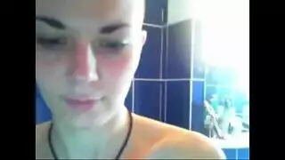 مراهقة نحيفة قصيرة الشعر تأخذ شرجياً صباحاً، والداها بالخارج