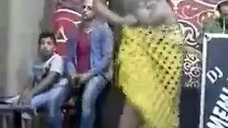 راقصة مصرية ساخنة تفتح ساقيها – مشهد صريح كامل