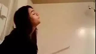 فتاة مثيرة تكشف عن كسها الرطب وطيزها العصير في فيديو إكس إكس إكس جامح