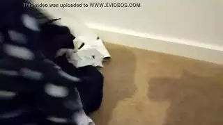 هي تلتهم قضيبه الضخم ويضخ المني