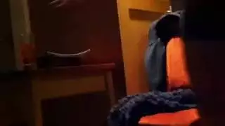 كارلي جيمس تأخذ قضيبًا ضخمًا في حلقها في فيديو بورن صارم