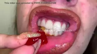 فتاة ذات صدر كبير تعجب بصدرها الكبير